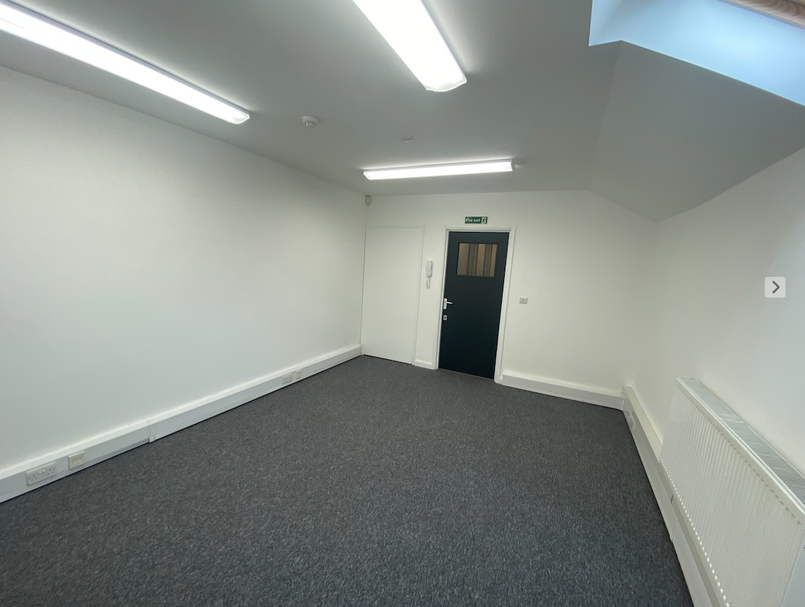 Retail/Shop in Stamford - photo 3