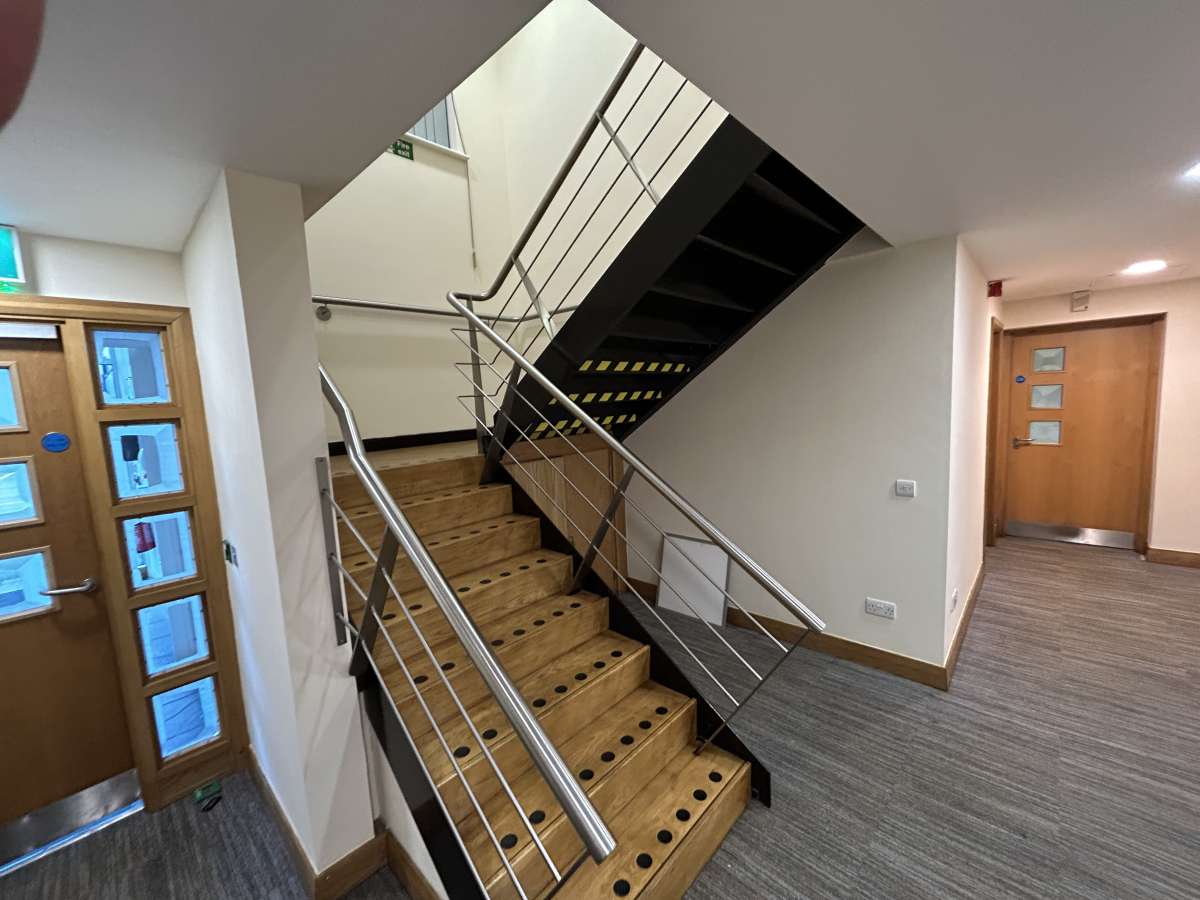 Industrial Unit in Altrincham - photo 3