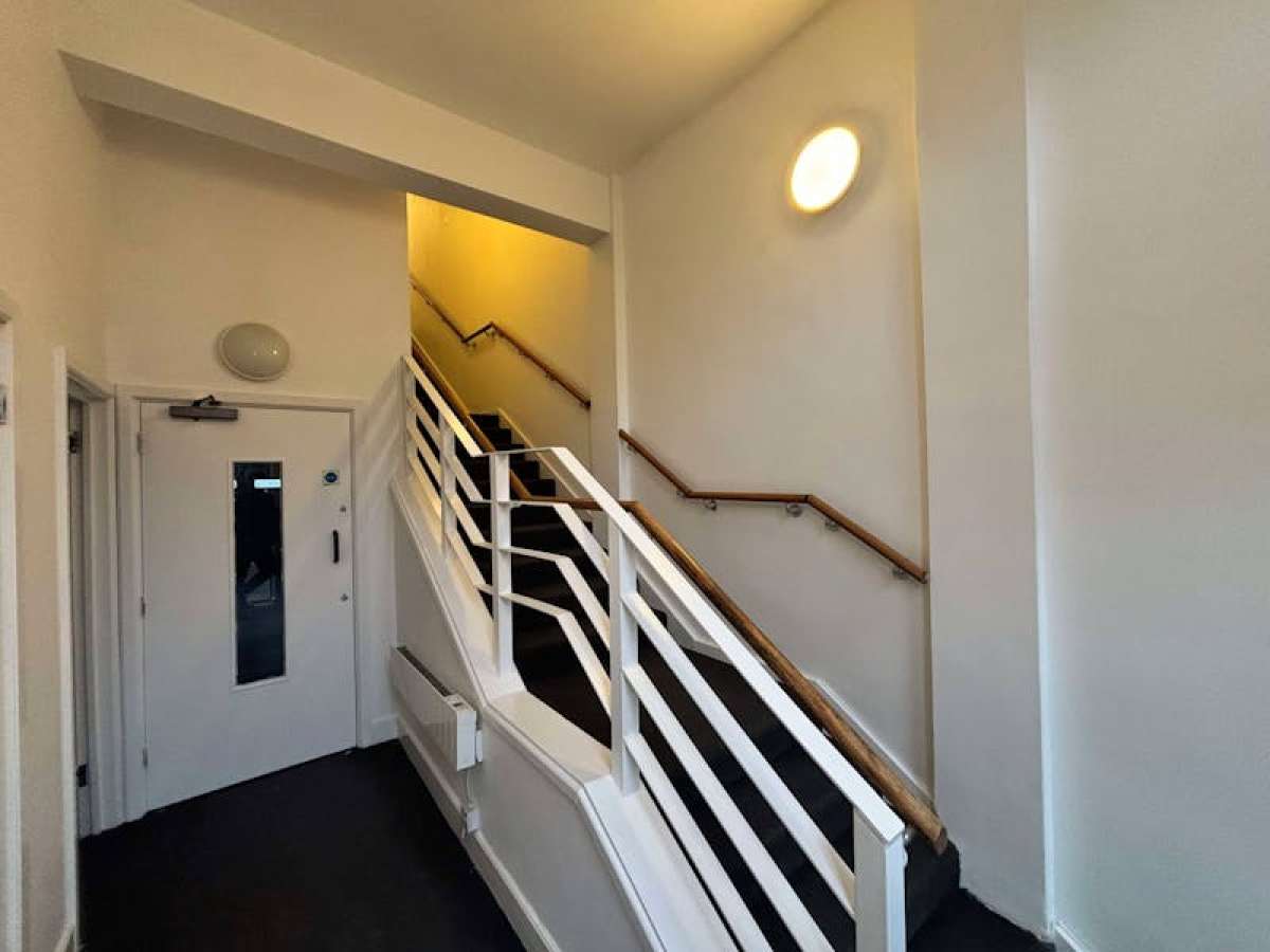 Industrial Unit in Farnborough - photo 2