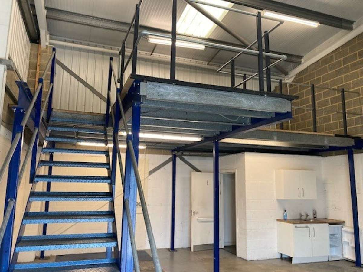 Industrial Unit in Camberley - photo 2