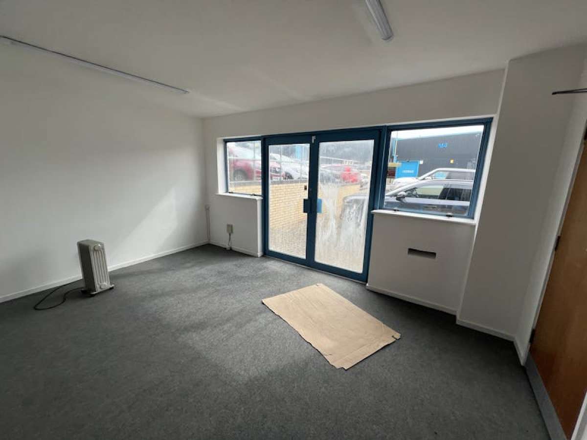 Industrial Unit in Waterlooville - photo 3