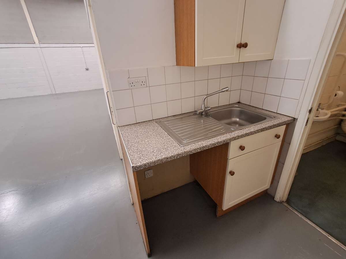 Industrial Unit in Croydon - photo 3