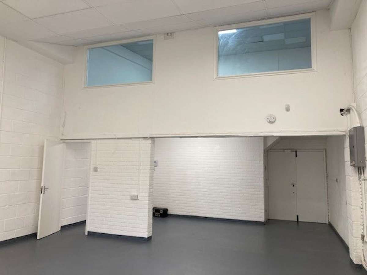 Industrial Unit in Camberley - photo 2