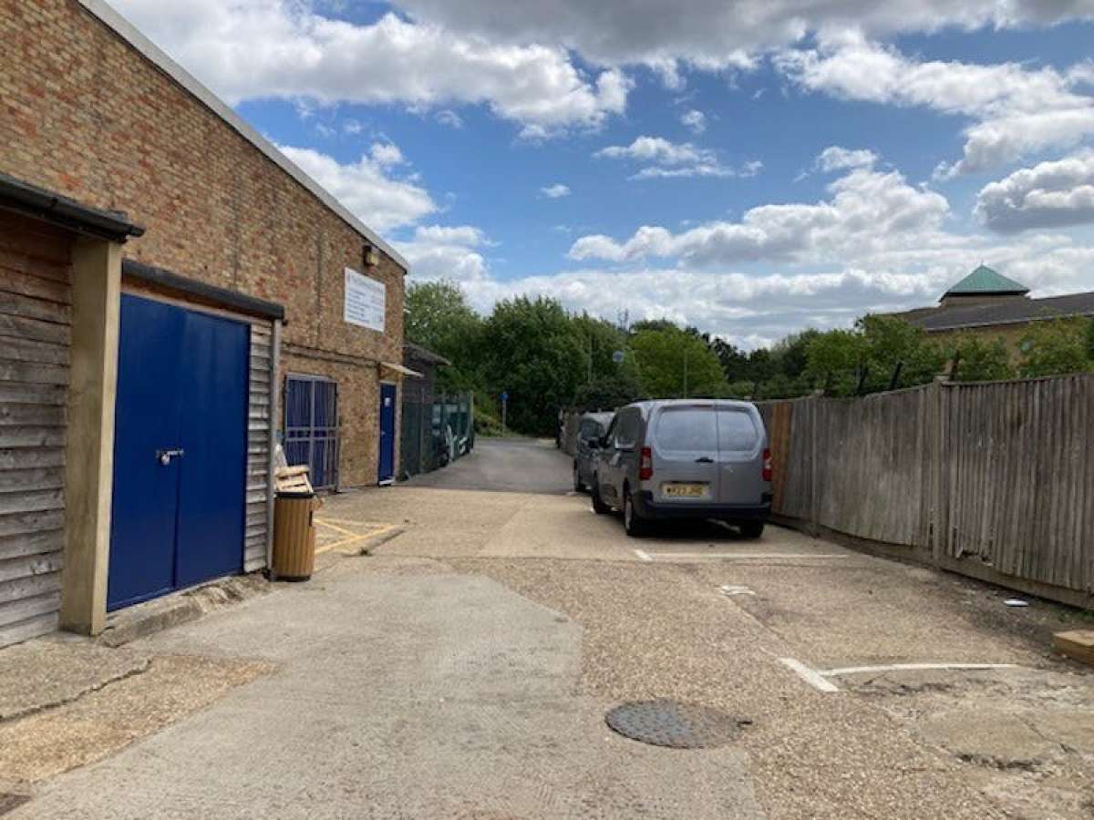 Industrial Unit in Camberley - photo 3