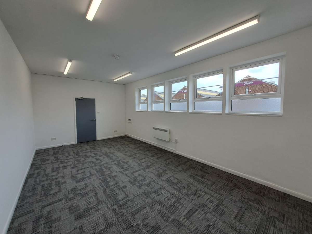 Industrial Unit in Welwyn Garden City - photo 3
