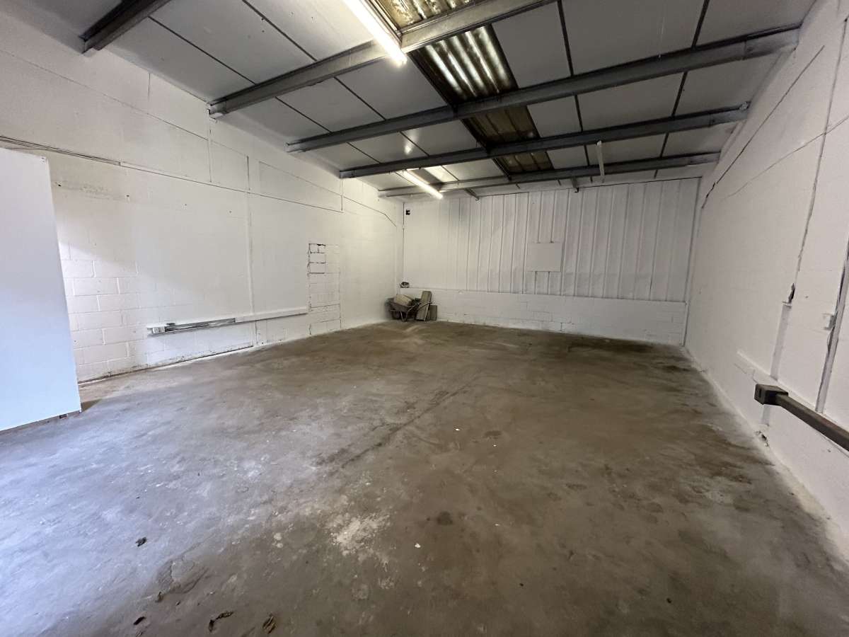 Industrial Unit in Salford - photo 2