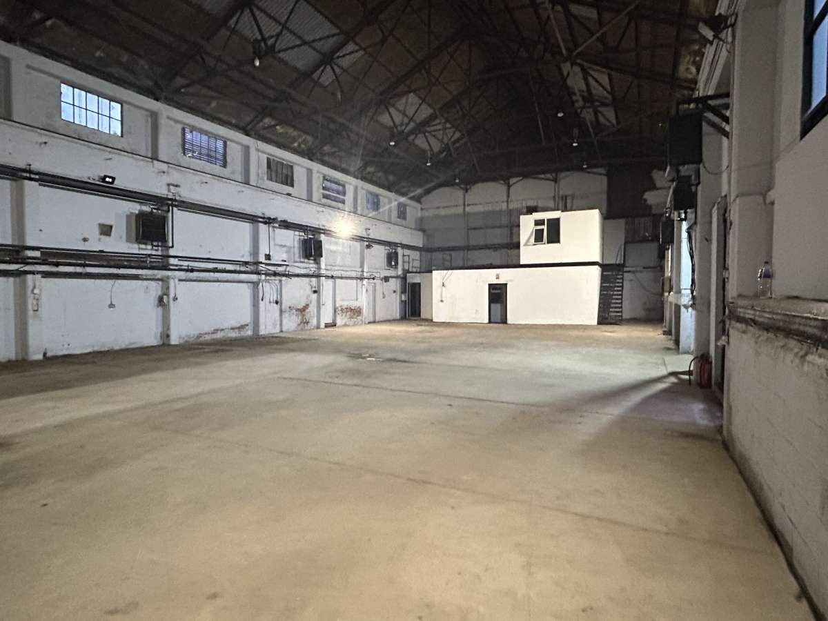 Industrial Unit in Salford - photo 2