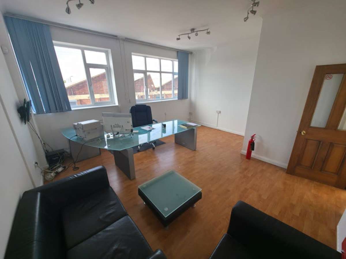 Industrial Unit in London - photo 2