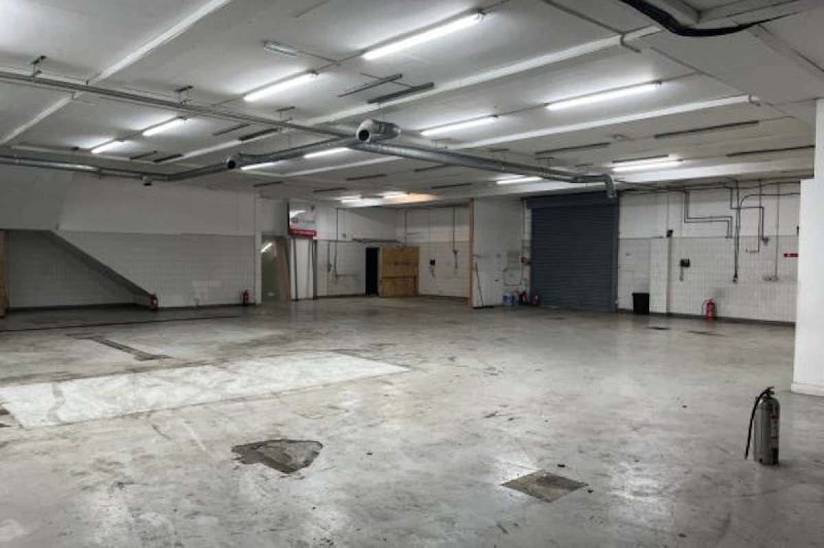 Industrial Unit in Hainault - photo 4