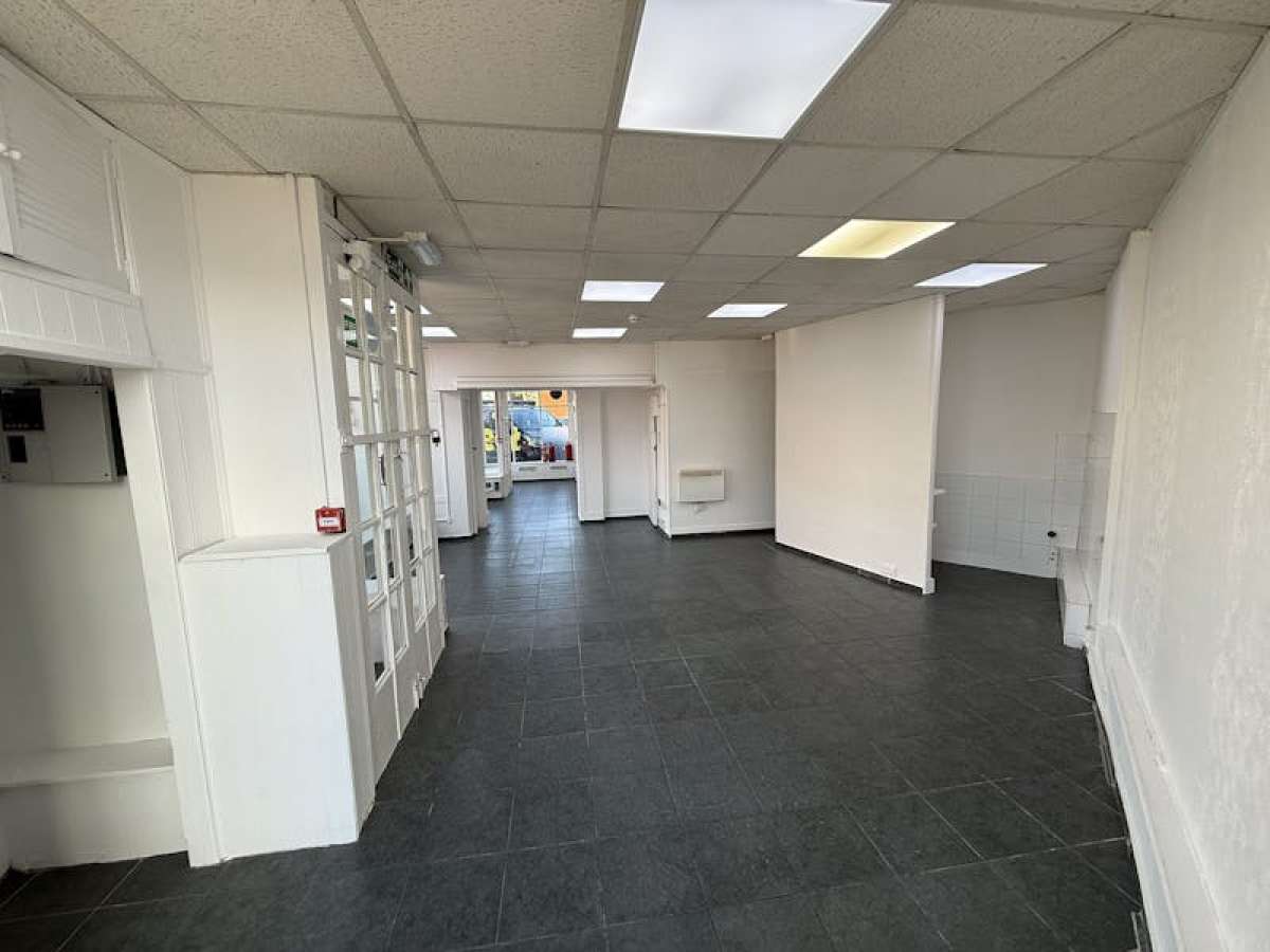 Industrial Unit in Weybridge - photo 3