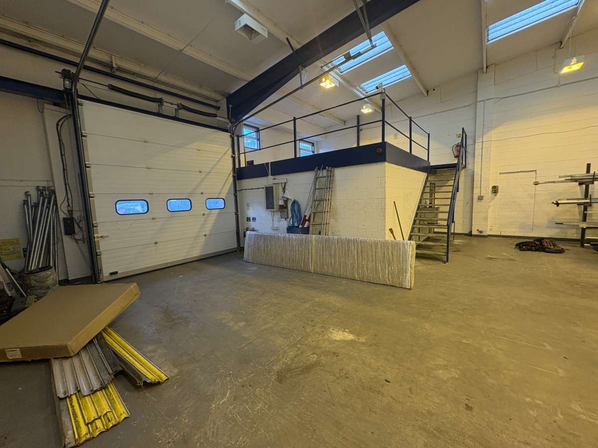 Industrial Unit in Chandlers Ford - photo 4