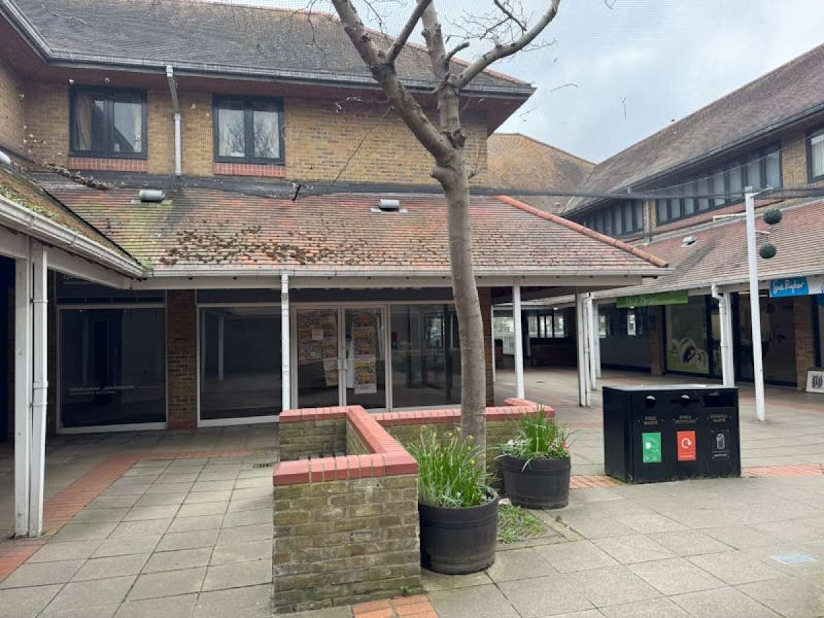 Industrial Unit in Walton-on-Thames - photo 3