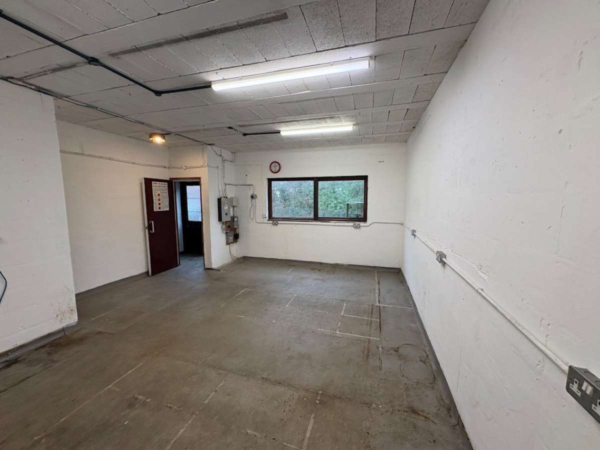 Industrial Unit in Southampton - photo 3