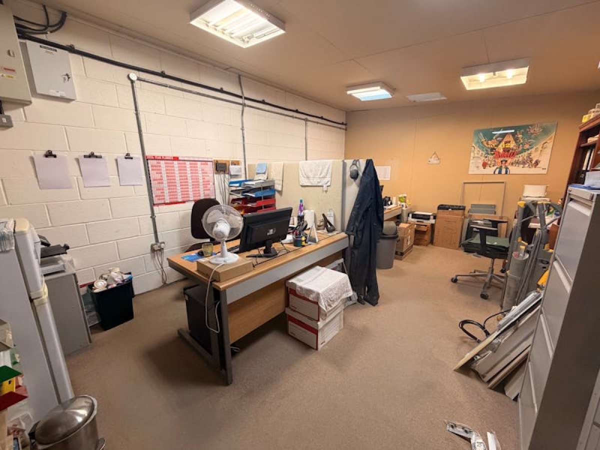 Industrial Unit in Farnham - photo 4