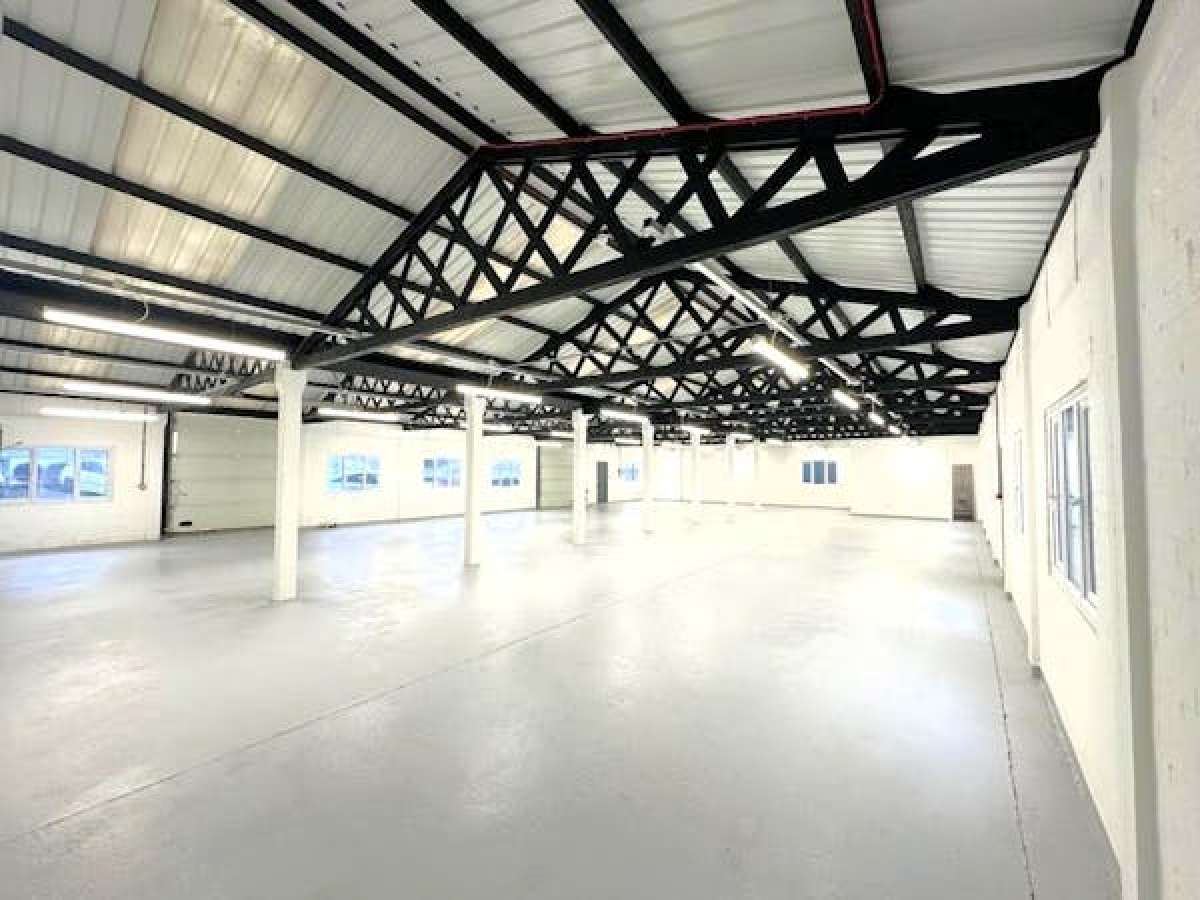 Industrial Unit in Romford - photo 4