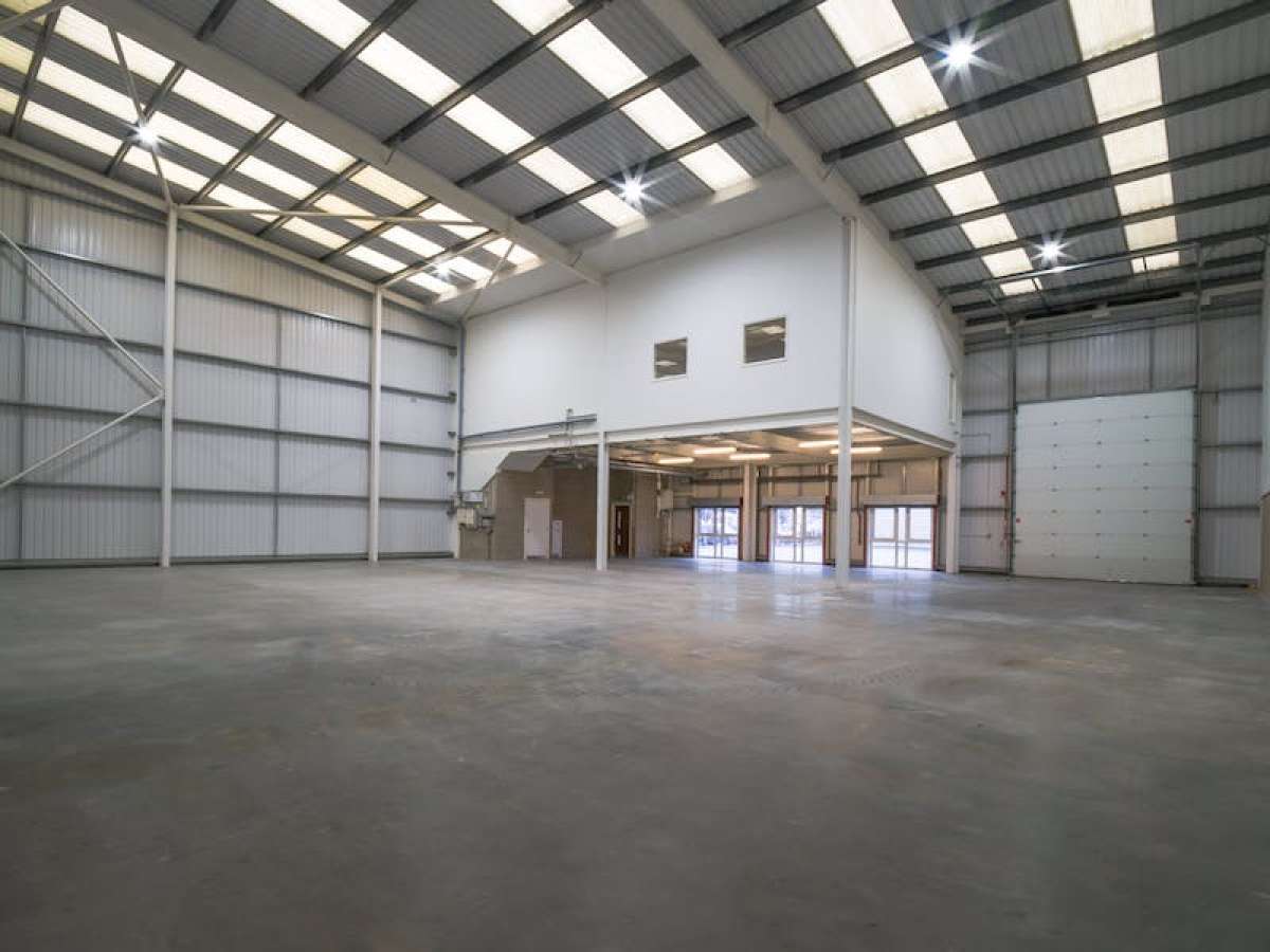 Industrial Unit in Weybridge - photo 2