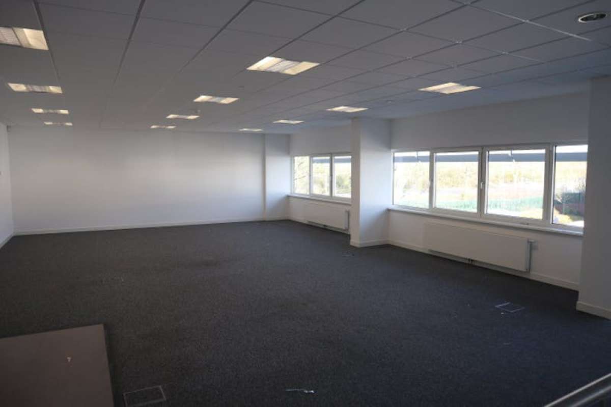 Industrial Unit in Thatcham - photo 3