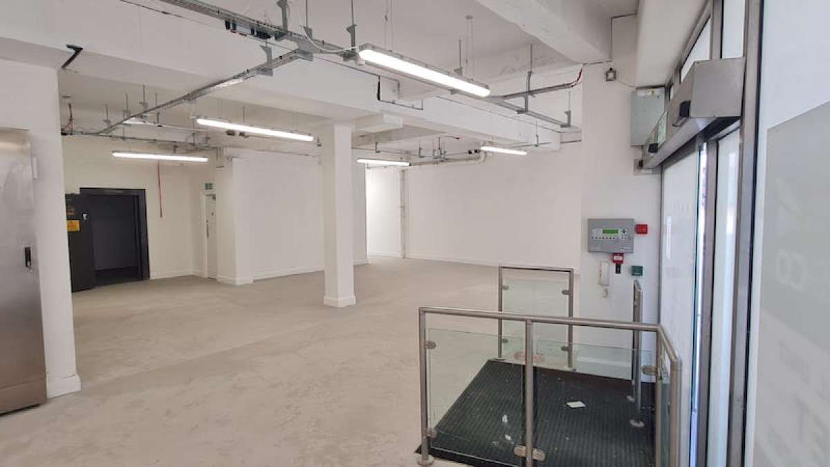 Retail/Shop in Woking - photo 3