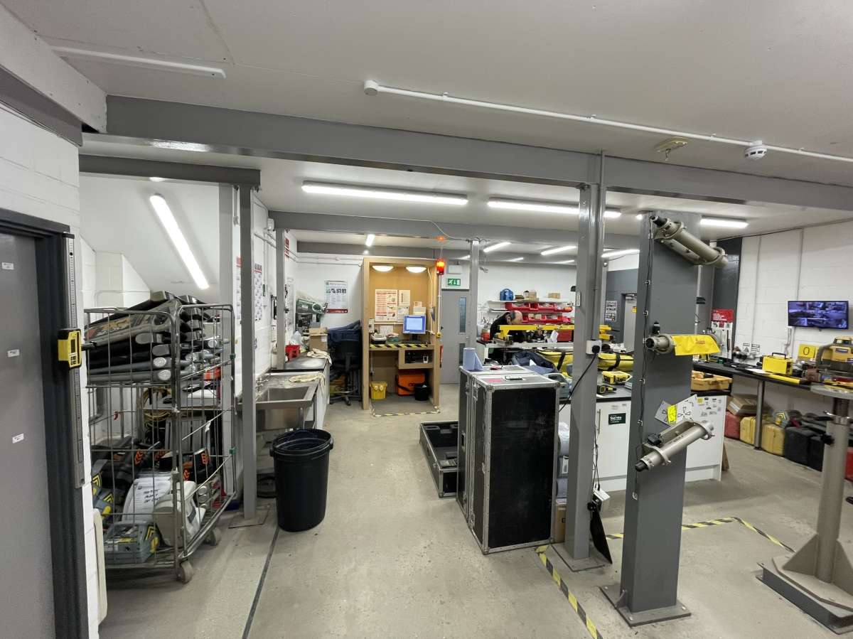 Industrial Unit in Crawley - photo 3