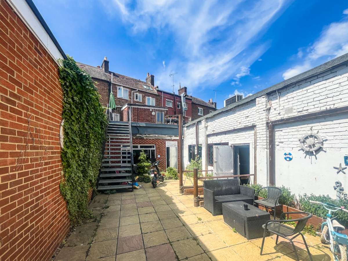 Investment in Poole - photo 4