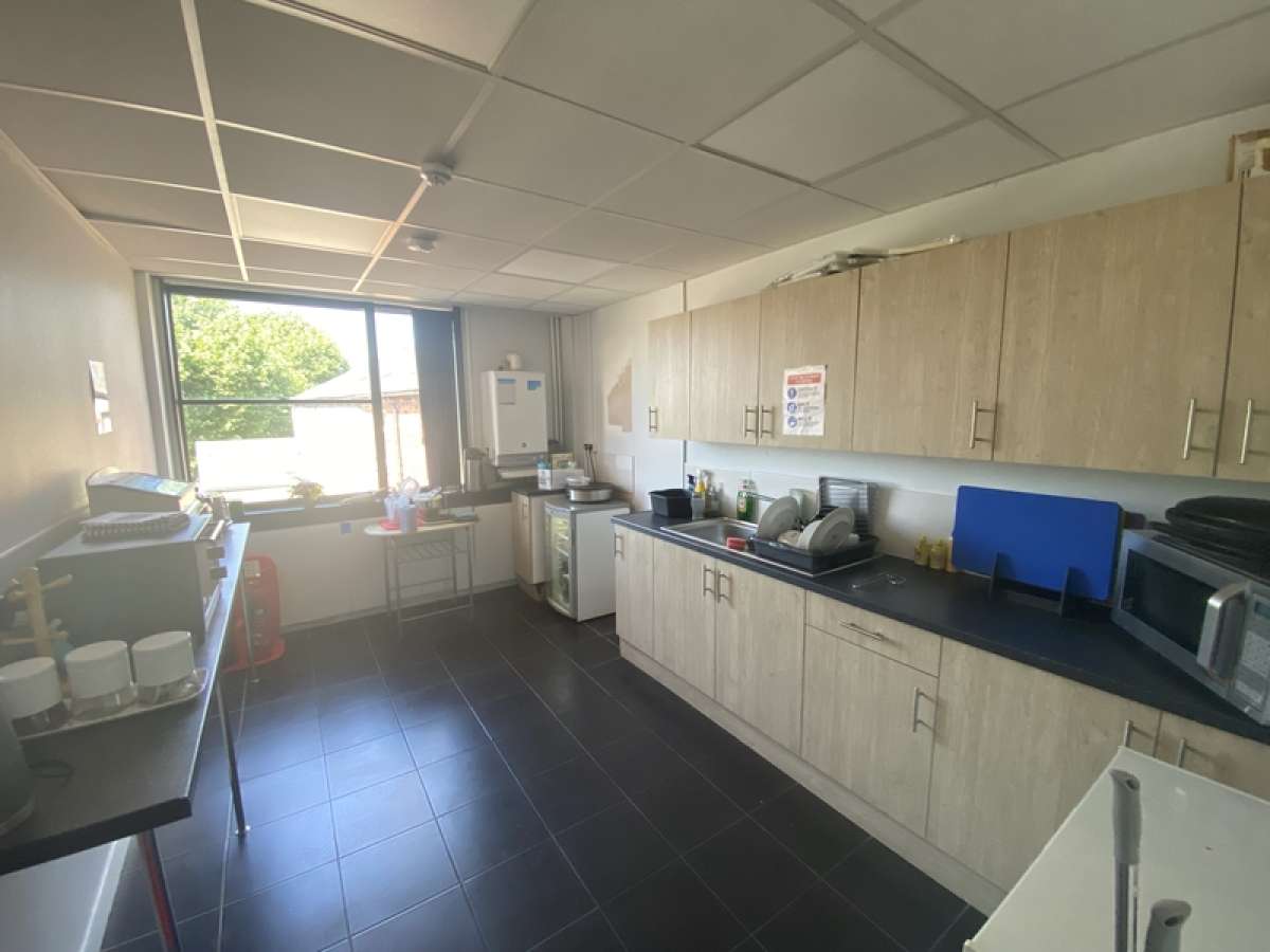 Office in Bilston - photo 2