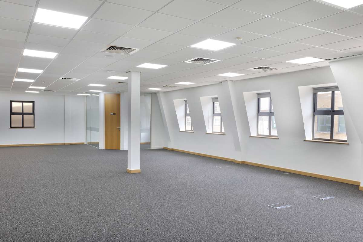 Office in Slough - photo 3