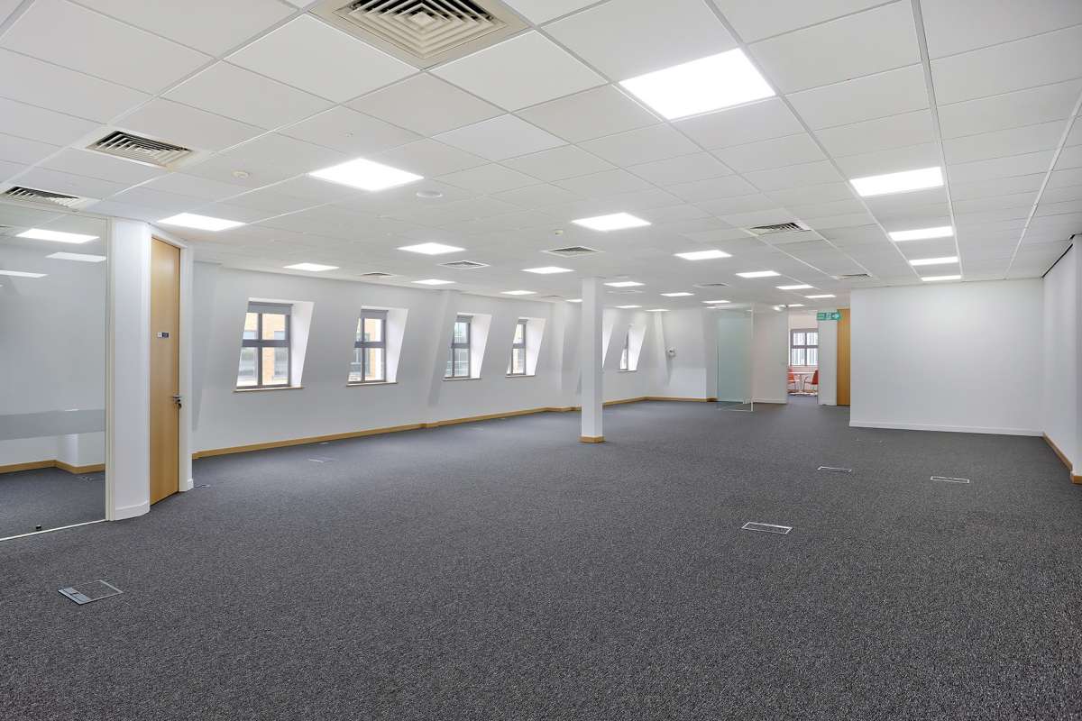 Office in Slough - photo 4