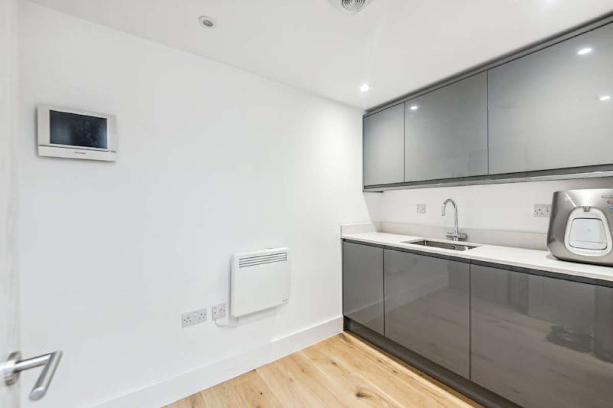 Office in Chertsey - photo 4