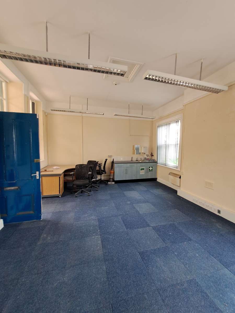 Office in Worksop - photo 3