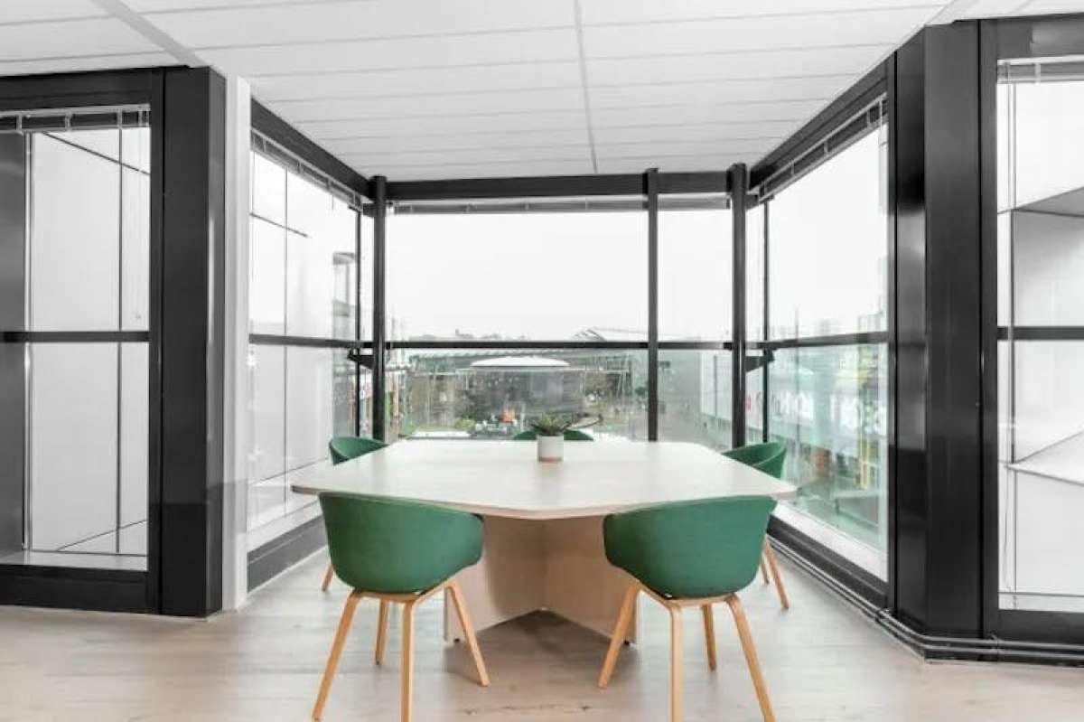 Office in Crawley - photo 2