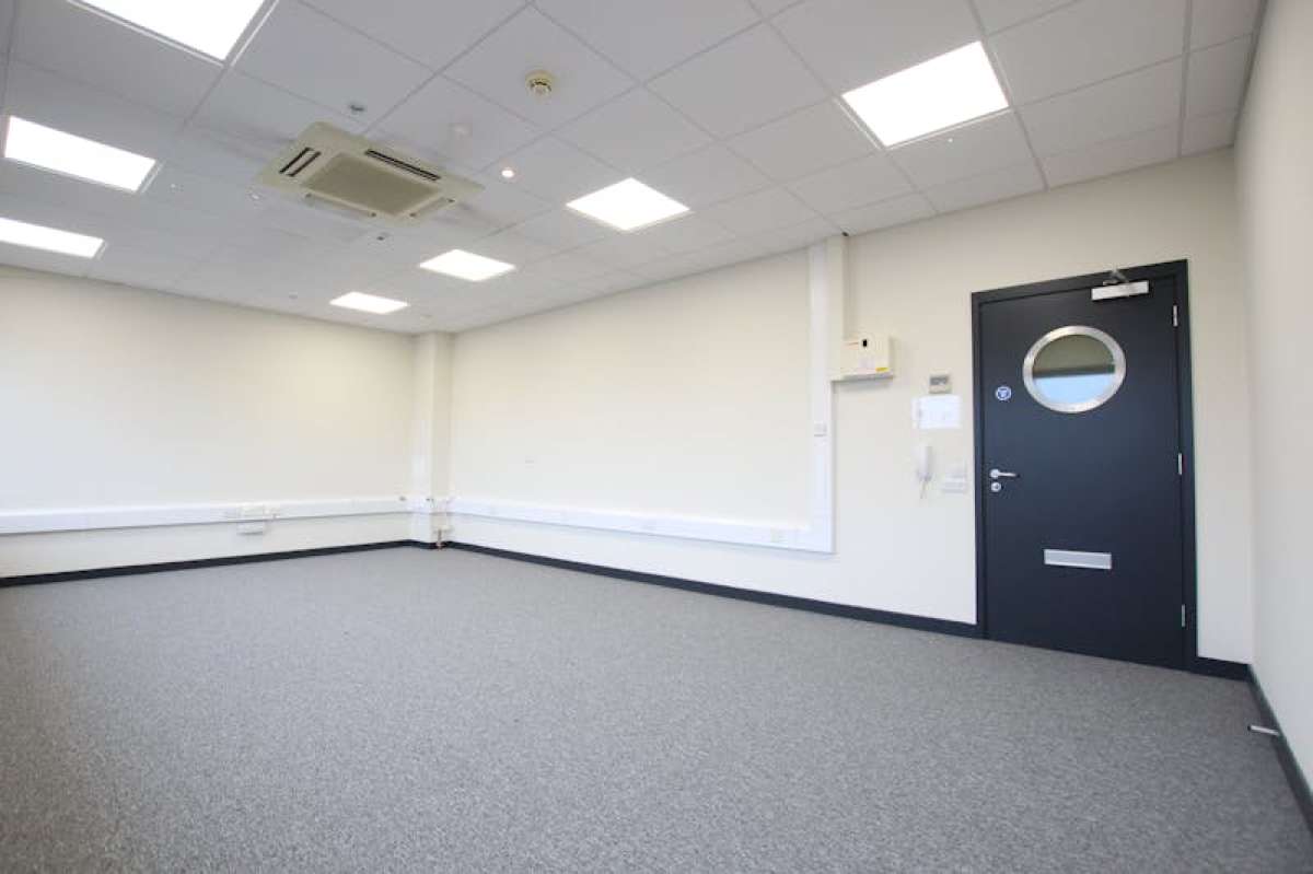 Office in Farnham - photo 3