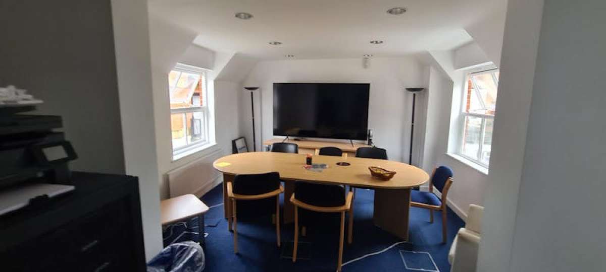 Office in Chertsey - photo 2