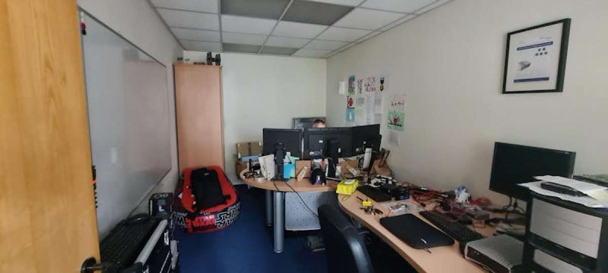 Office in Chertsey - photo 3