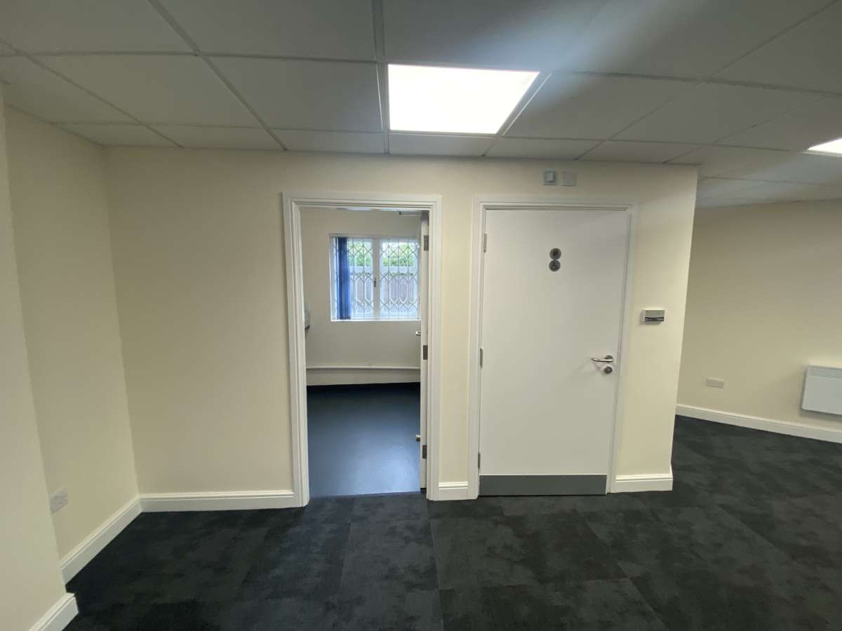 Office in Wolverhampton - photo 3