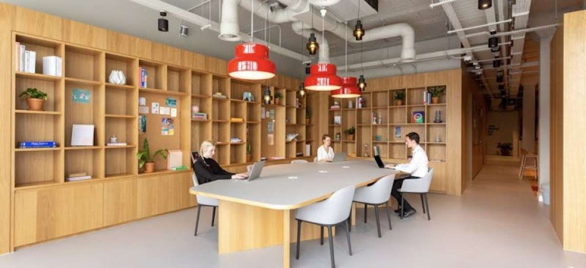 Office in Woking - photo 4