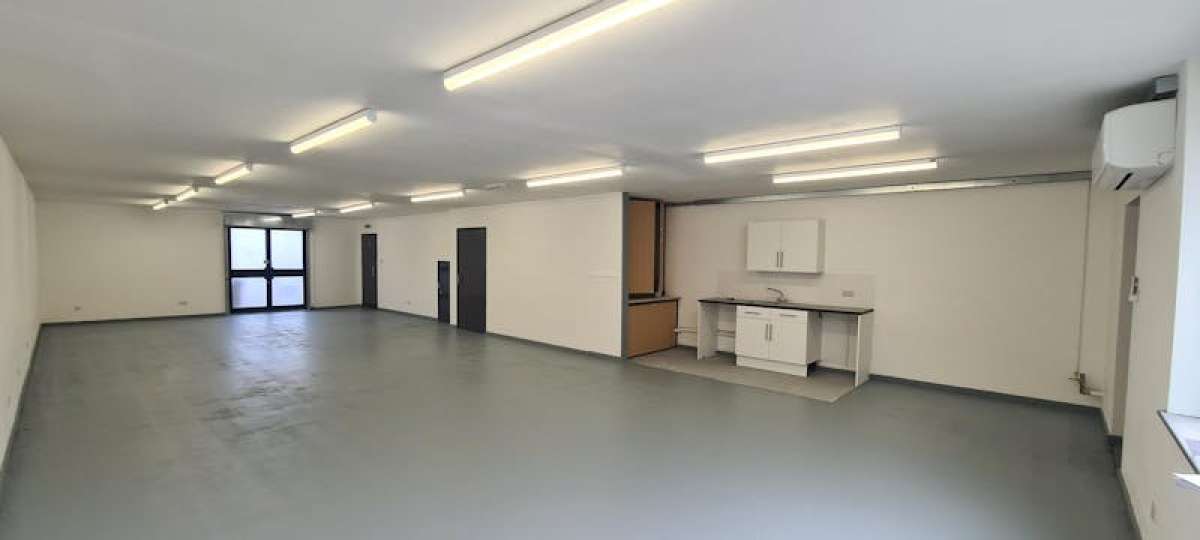 Office in Woking - photo 3