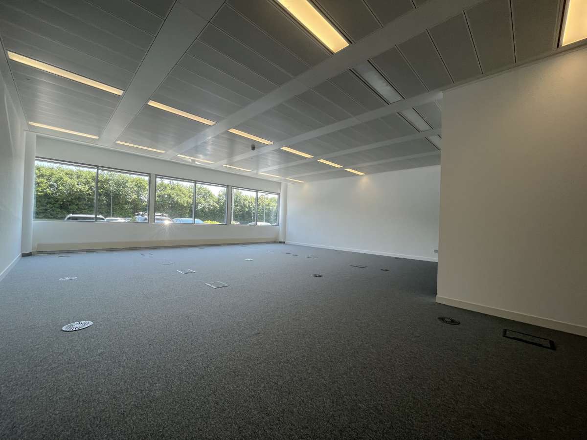 Office in Gatwick - photo 4