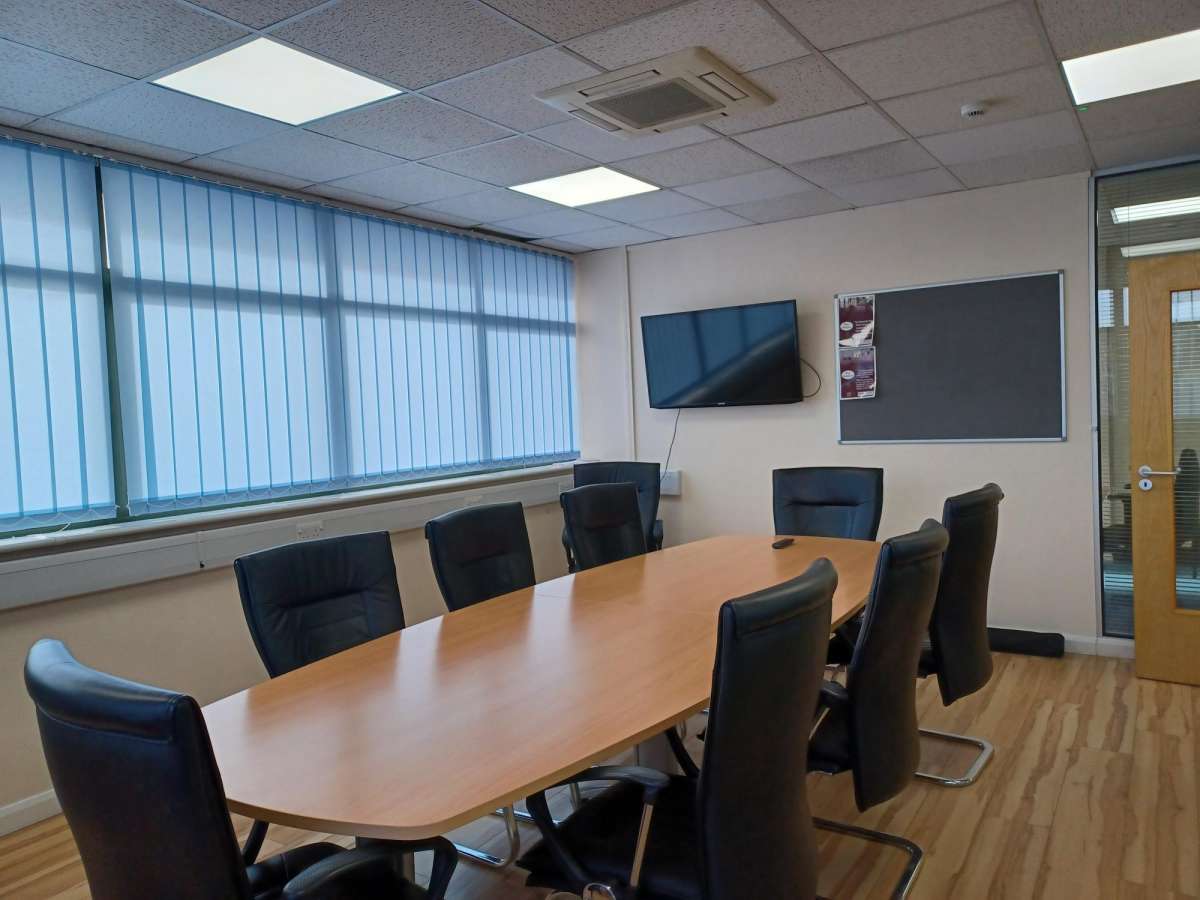 Office in Leatherhead - photo 2