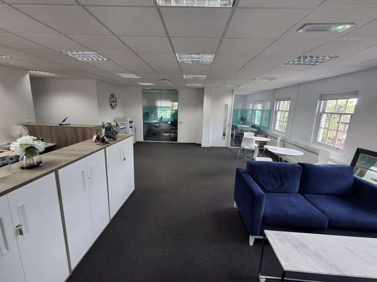 Office in Leatherhead - photo 4