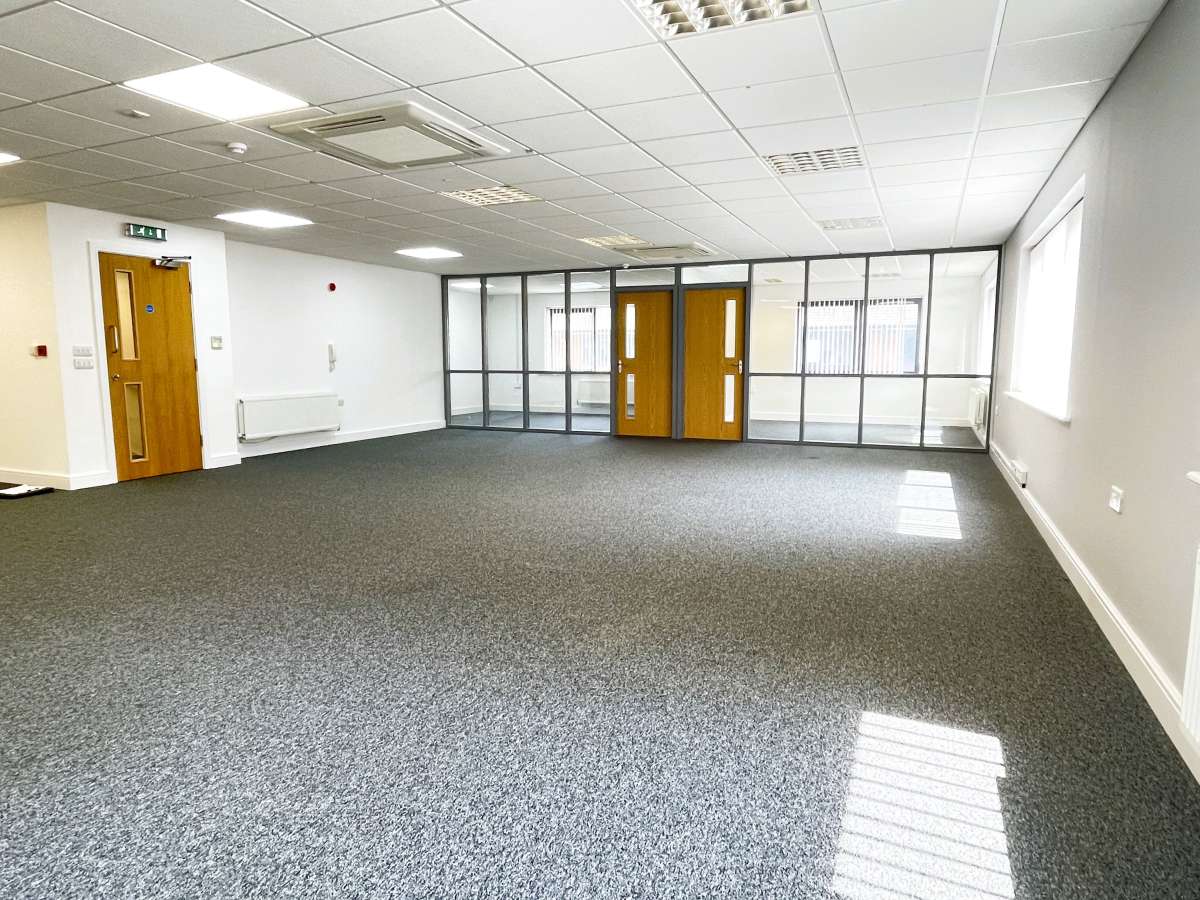 Office in Burton On Trent - photo 3