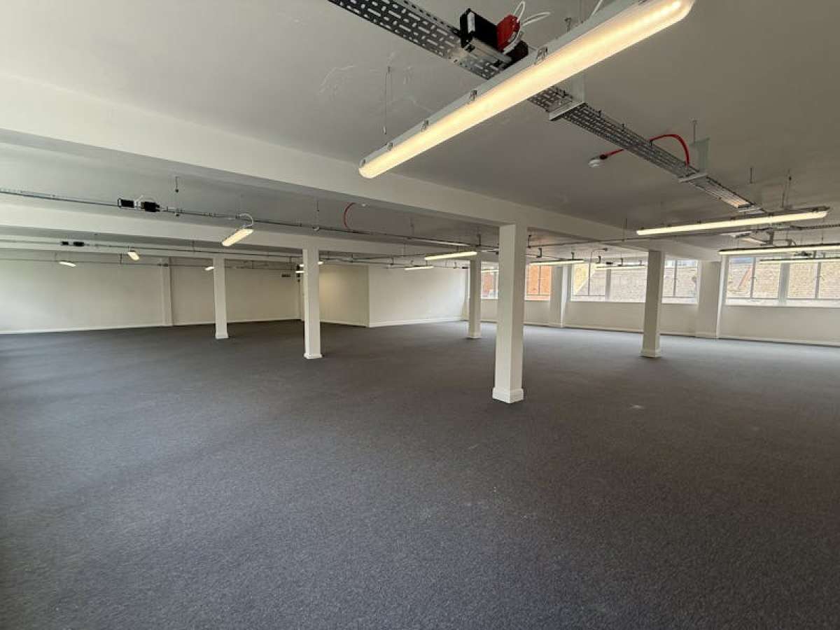 Office in Woking - photo 3