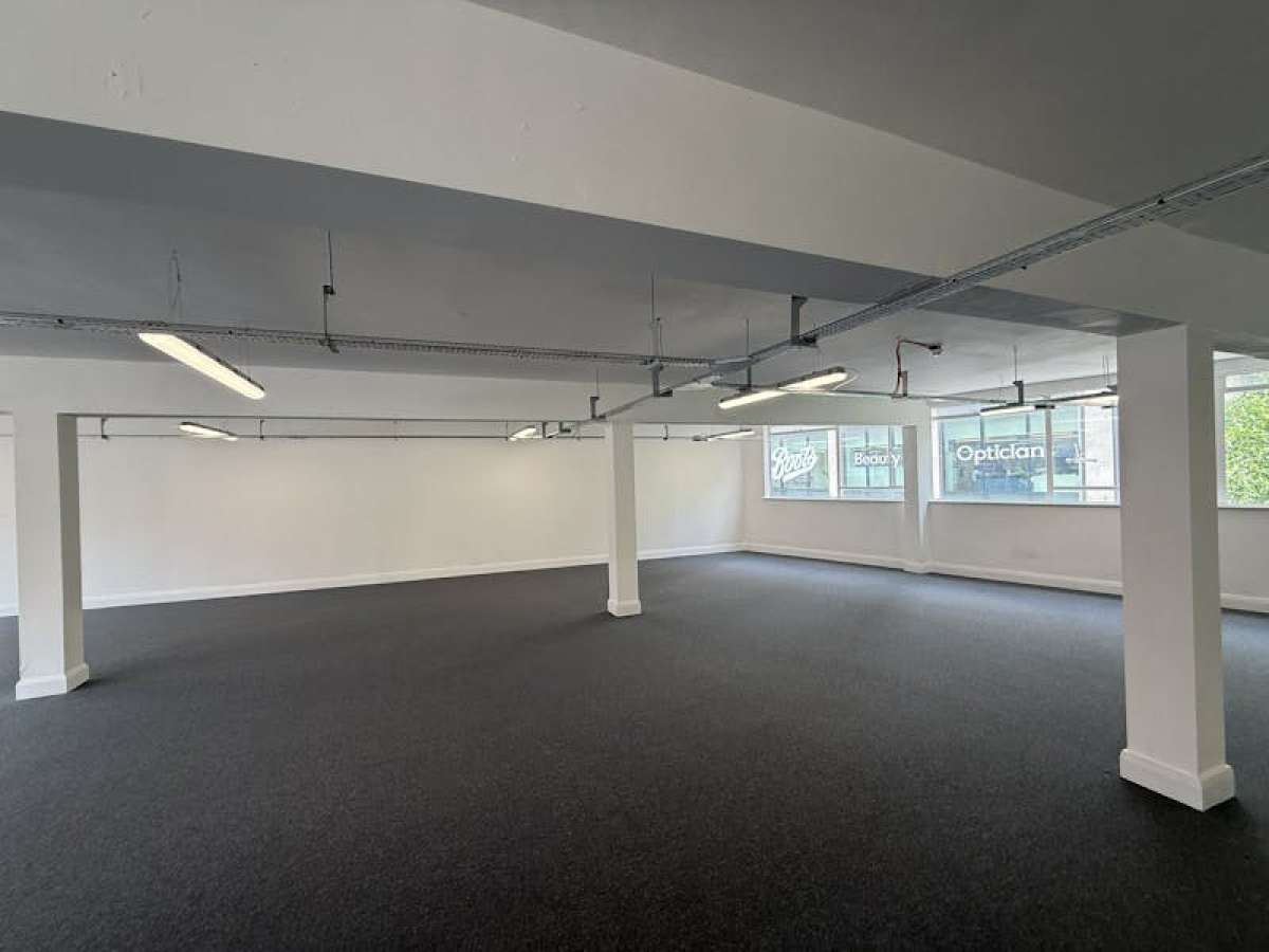 Office in Woking - photo 4