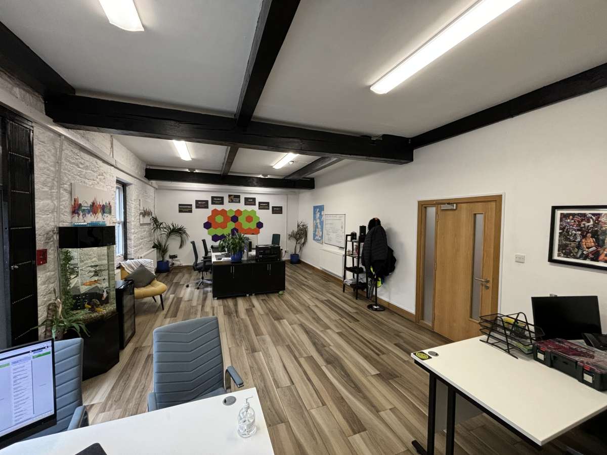 Office in Elland - photo 2