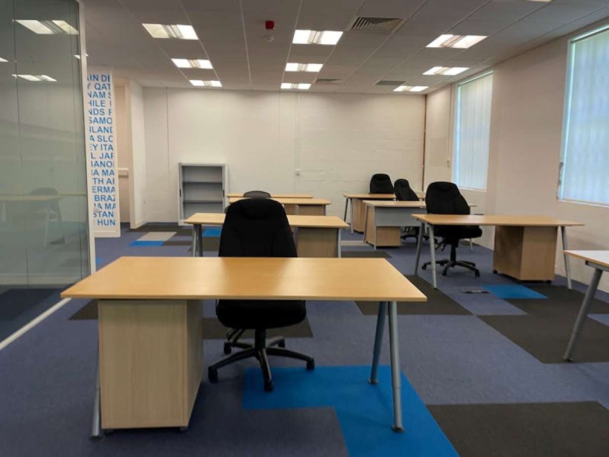 Office in Chertsey - photo 2