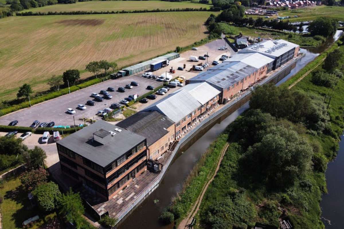 Office in Woking - photo 4