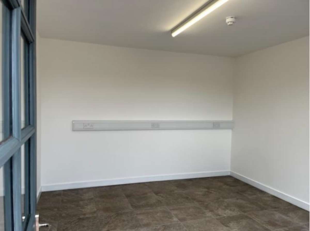 Office in Burton On Trent - photo 3