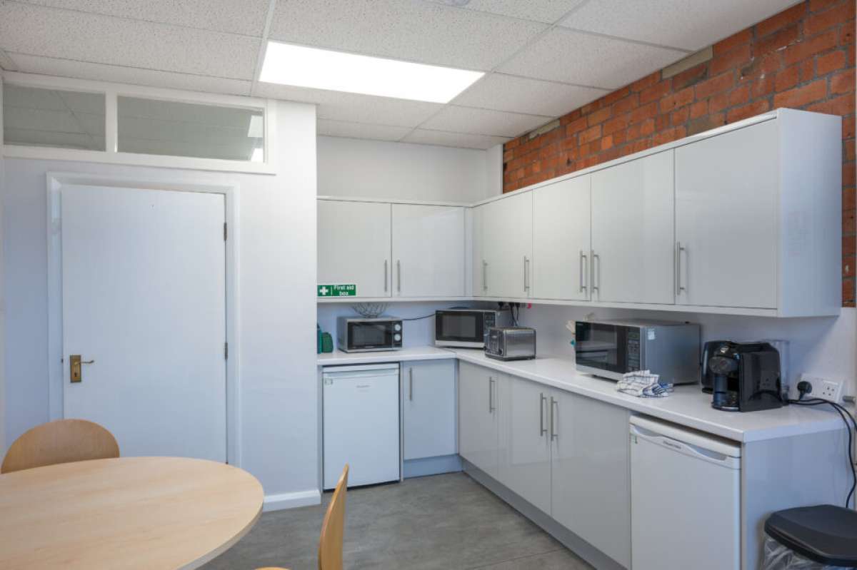 Office in Brighouse - photo 3