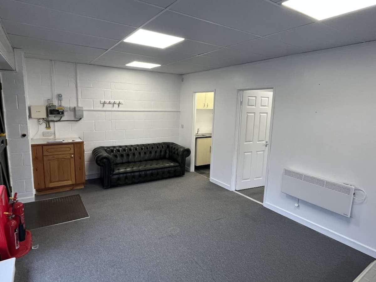 Office in Winchester - photo 2