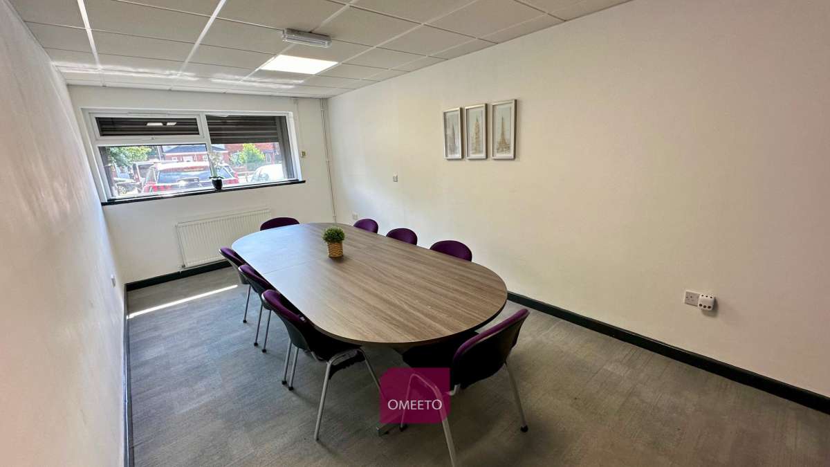 Office in Burton On Trent - photo 4
