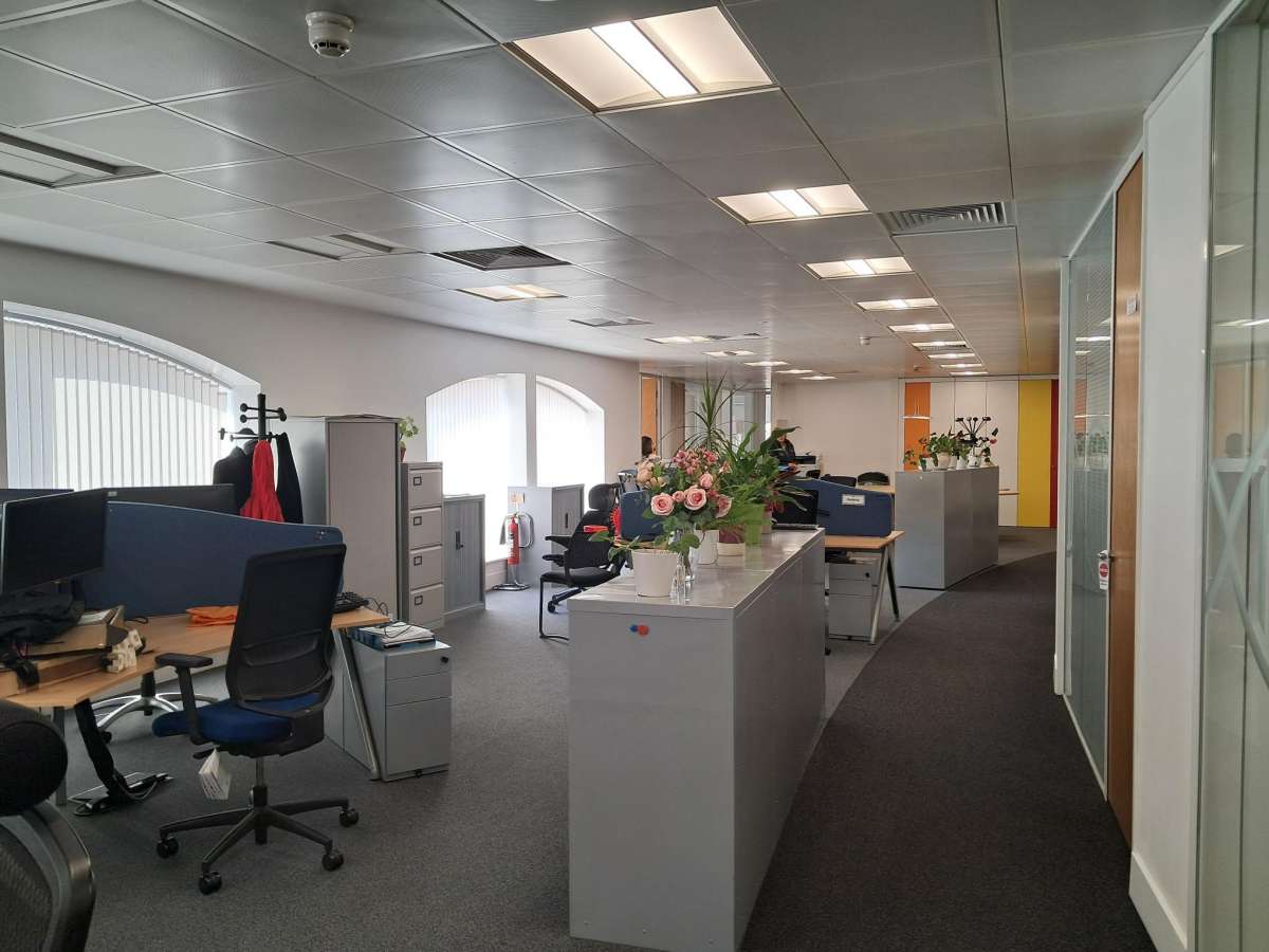 Office in Leatherhead - photo 2